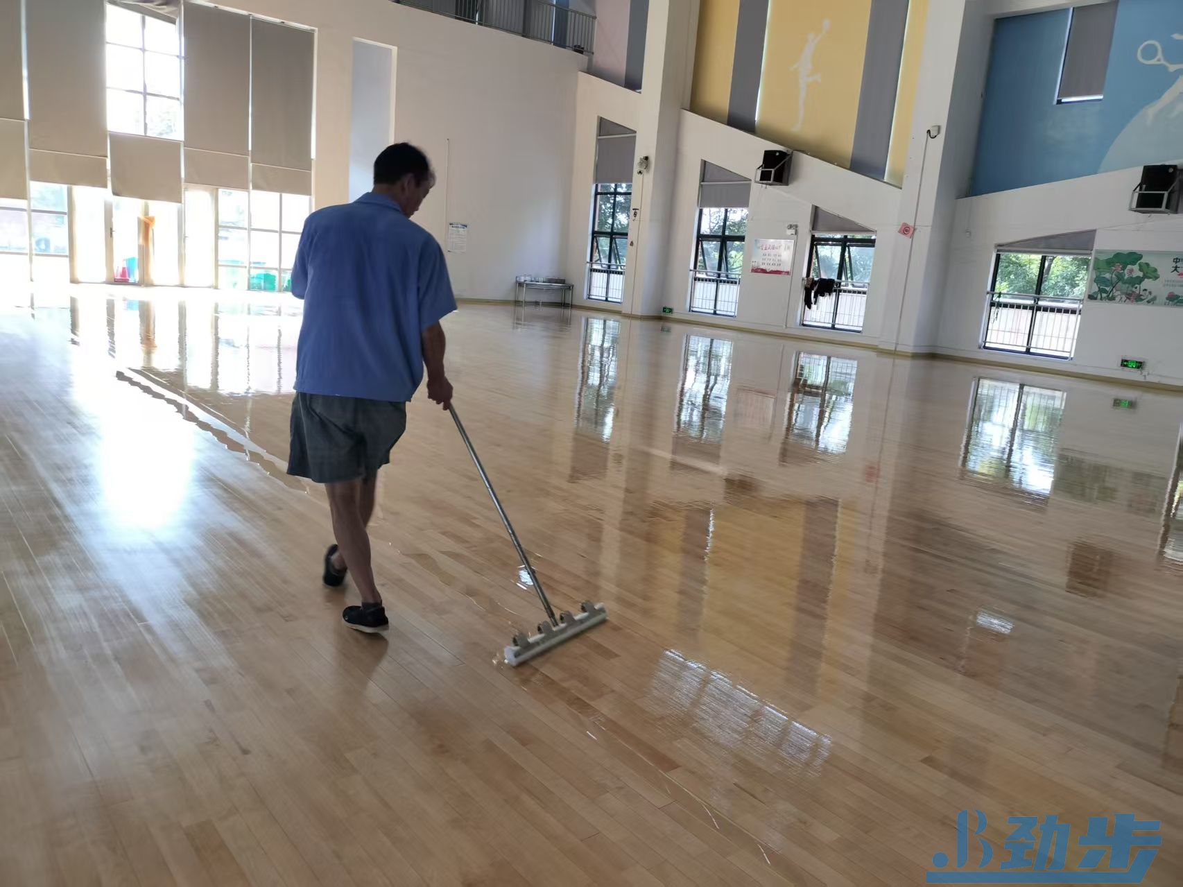 劲步运动木地板翻新