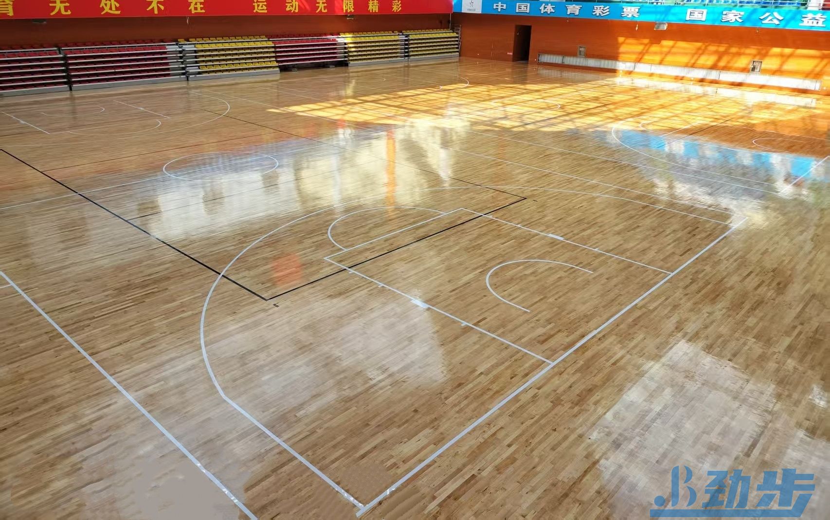 老旧社区活动中心篮球馆运动木地板翻新——